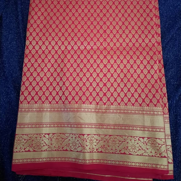 Beautiful wedding Banarasi silk saree with Blouse - Picture 5 of 14